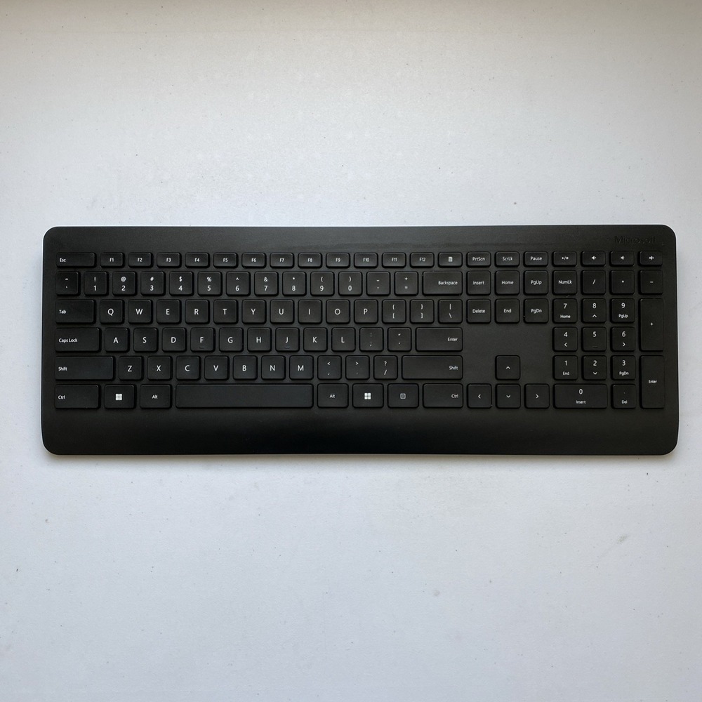 Microsoft - 900 Desktop Wireless Keyboard with USB Receiver - Works Great‎
